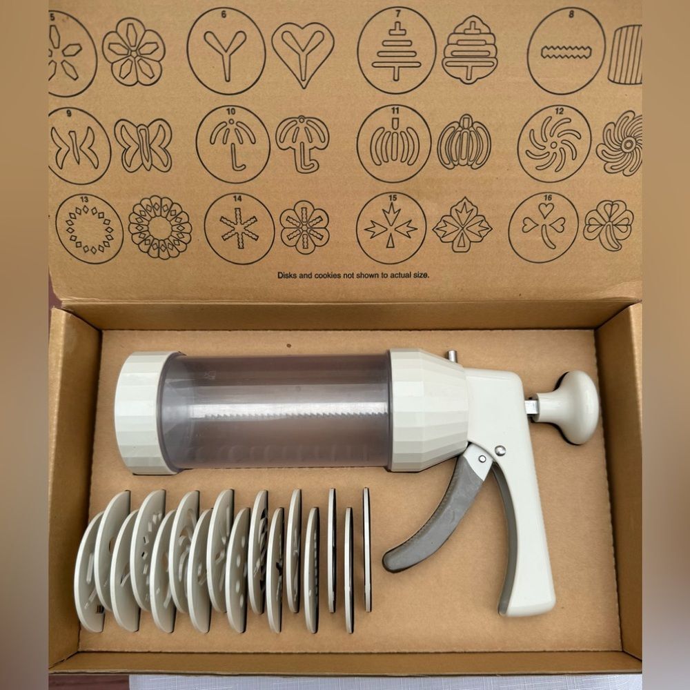 Pampered Chef Cookie Press with 16 disks in original box